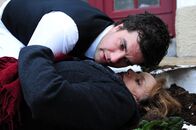 Sturm der Liebe – Konstantin (Moritz Tittel, l.), Pilar (Aviva Joel, r.)