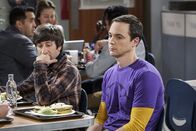 The Big Bang Theory – The Big Bang Theory - Die Verzögerungstaktik CaptionSheldon (Jim Parsons, r.) ist sichtlich geknickt und weint sich bei Kumpel Howard (Simon Helberg, l.) aus: Was verheimlicht Freundin Amy bloß vor ihm?