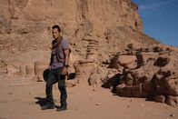 Geheimnisse verlorener Städte mit Albert Lin – Albert Lin und sein Team machen sich in der sengenden Wüste auf die Suche nach Napata, der Hauptstadt des Königreichs Kusch, einer mächtigen afrikanischen Zivilisation im Sudan aus dem 8. Lin und sein Team machen sich in der sengenden Wüste auf die Suche nach Napata, der Hauptstadt des Königreichs Kusch, einer mächtigen afrikanischen Zivilisation im Sudan aus dem 8. Das Team nutzte eine Kombination aus Luft- und Landscannern, um Beweise für die Hauptstadt Napata zu finden, die unter der Wüste verborgen lag. Es ist das erste Mal, dass diese Art von Luftbildtechnologie eingesetzt wurde, um die abgelegenen Pyramiden- und Tempelanlagen zu erforschen. Der Einsatz von auf Drohnen montierten Wärmekameras zur Messung der im Mauerwerk unter dem Sand eingeschlossenen Wärme war der Schlüssel zu den aufregenden Entdeckungen der Expedition. (National Geographic für Disney/Solomon Taan)