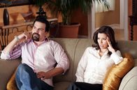 Desperate Housewives – Gabrielle (Eva Longoria, r.) und Carlos (Ricardo Antonio Chavira, l.) versuchen eine Frau zu finden, die ihnen ihr Baby zur Adoption überlässt, doch dies ist einfacher gesagt als getan, denn das Baby soll gewissen Standards entsprechen ...