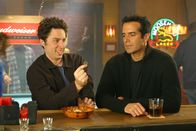 Scrubs - Die Anfänger – J.D. (Zach Braff, l.) trifft auf den Magier David Copperfield (r.) ...