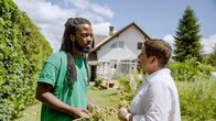 Wahl 24: Ansichtssache – Nadja und Cedrick bei der Gartenarbeit in Nadja´s Garten.