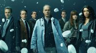Dopesick – v.li.: Rick Mountcastle (Peter Sarsgaard), Randy Ramseyer (John Hoogenakker), Richard Sackler (Michael Stuhlbarg), Dr. Samuel Finnix (Michael Keaton), Billy Cutler (Will Poulter), Betsy Mallum (Kaitlyn Dever), Bridget Meyer (Rosario Dawson)