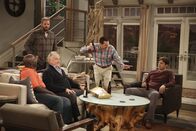 Two and a Half Men – Eine ganz besondere Männergruppe: Jack (David Denman, 3.v.l.), Leo (Gary Anthony Williams, l.), Rick (Bill Smitrovich, M.), Alan (Jon Cryer, 2.v.r.) und Walden (Ashton Kutcher, r.) ...