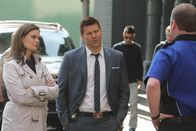 Bones - Die Knochenjägerin – BU: Special Agent Seeley Booth (David Boreanaz) und Dr. Temperance "Bones" Brennan (Emily Deschanel)BB: siebte Staffel, OT: The Warrior in the Wuss Bones VII Ep 10_08