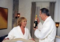 Rote Rosen – ARD ROTE ROSEN FOLGE 1145 Uhr im ERSTEN. Erika (Madeleine Lierck-Wien, l.) ist gerührt, dass Achim (Peter Rühring, r.) ein Hotelzimmer für sie beide gemietet hat.