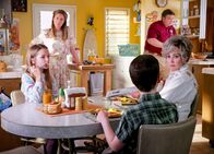 Young Sheldon – (v.li.) Raegan Revord (Missy Cooper), Zoe Perry (Mary Cooper), Iain Armitage (Sheldon Cooper), Lance Barber (George Cooper Sr.), Annie Potts (Constance 'Meemaw' Tucker).
