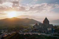 Naturparadies Armenien – Es ist eines der bekanntesten armenischen Postkartenmotive: das Kloster Sewanawank auf der Sewanhalbinsel.