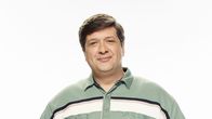 Young Sheldon – Nachdem George Sr. (Lance Barber) seinen Job verloren hat, leidet der Vater von drei Kindern unter Depressionen und lässt das bevorzugt an seinem hochintelligenten Sohn Sheldon aus.