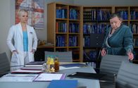In aller Freundschaft – SENDER: ARD - SENDETITEL: In aller Freundschaft Folge 819 - UNTERTITEL: Alle guten Geister - CAPTION: ARD/MDR IN ALLER FREUNDSCHAFT FOLGE 819, "Alle guten Geister" Uhr im ERSTEN..Marlies Böhmer (Ursula Werner, re.) will sich von Dr. Kathrin Globisch (Andrea Kathrin Loewig, li.) verabschieden. Für beide ist es eine äußerst schwierige Situation sich gegenüber zu stehen. Marlies hat gerade erfahren, was ihr Sohn Kathrin Globisch angetan hat und, dass Kathrins Tochter ihre Enkelin ist..