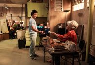 Young Sheldon – Georgie Cooper (Montana Jordan, l.); Connie "Meemaw" Tucker (Annie Potts, r.)