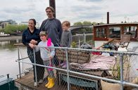 Re: – Anna Chapman-Andrews, ihr Mann und ihre beiden Kinder leben auf einer Barge auf der Themse.