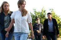Steirerstern – Jana Skoff (Emily Cox, Mitte) wird von Anni (Anna Unterberger), Kommissar Bergmann (Hary Prinz) und einer Polizistin (Sophia Grabner) vom Tatort weggeführt.