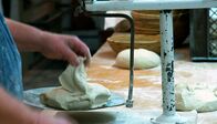 Handwerkskunst! – Altbewährt: Mit einer "römischen" Schnellwaage portioniert Bäckermeister Günther Weber die einzelnen Laibe seines Bauernbrotes.