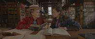 Theodosia – Theo (Eloise Little) und Granny (Estrid Barton) durchstöbern die Bibliothek der Gesellschaft für ägyptologische Forschung auf der Suche nach der Identität der Ewigen Flamme.