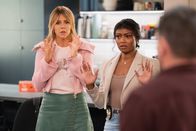High Potential – Werden bedroht, v.li.: Kaitlin Olson als Morgan Gillory, Javicia Leslie als Daphne Forrester
