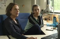 Auf dem Grund – Anne (Claudia Michelsen) und Nichte Juli (Anna-Lena Schwing) analysieren Julis Schwimmtechnik