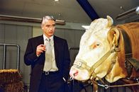 Edel & Starck – Felix (Christoph M. Ohrt) ist völlig perplex, als er entdeckt, dass sein geliebter Stier sprechen kann ...