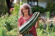 Mein leckerer Garten – Helga Wisser aus dem Schwarzwald mit einer Riesen-Zucchini.