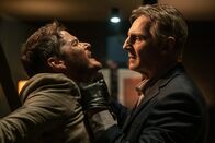 Memory - Sein letzter Auftrag – Auftragskiller Alex Lewis (Liam Neeson, r.) bei der Arbeit. Sein Opfer ist der Bauunternehmer Ellis Van Camp (Scot Williams).