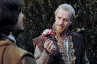 Anonymus – Edward de Vere (Rhys Ifans, re.) benutzt Bühnenautor Ben Jonson (Sebastian Armesto, li.) zur Tarnung seiner künstlerischen Tätigkeiten.