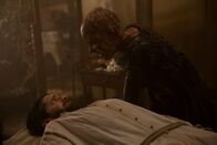 Salem – Während Mercy (Elise Eberle, r.) Isaac (Iddo Goldberg, l.) für ihre Ziele nutzen will, glaubt Anne dank Mary endlich zu lernen, ihre Kräfte zu bändigen ...