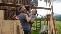 Die Bergretter – Die "Bauarbeiter" Markus (Sebastian Ströbel) und Mia (Mia Sophie Ballauf) haben sichtlich Spaß beim Präparieren der Balken für ihr neues Zuhause.