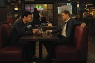 How I Met Your Mother – Barney (Neil Patrick Harris, r.) versucht, Ted (Josh Radnor, l.) klarzumachen, dass er endlich von Tiffanys Haken muss - bis er sie selbst gesehen hat ...
