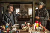 Navy CIS: L.A. – Callen (Chris O'Donnell, r.) und Sam (LL Cool J, l.) befinden sich in Russland, wo sie versuchen, Annas Vater und dessen CIA-Agenten aus dem Gefängnis zu befreien. Doch dies ist leichter gesagt als getan ...