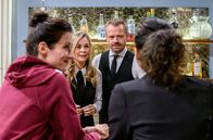 Sturm der Liebe – Erik (Sven Waasner , 2.v.r.) und Yvonne (Tanja Lanäus, 2.v.l.) sollen für Vanessa (Jeannine Gaspár, r.) und Carolin (Katrin Anne Heß, l.) besondere Hochzeitscocktails kreieren.