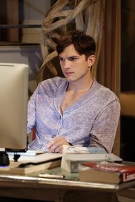 Two and a Half Men – Möchte Berta einen schönen Geburtstag bescheren: Walden (Ashton Kutcher) ...