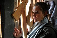 Alles oder Nichts – Maria (Josephine Martz) gerät in große Gefahr als sie ihren Freunden helfen will ...