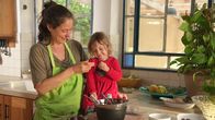 Zu Tisch ... – Zu Tisch Galiläa – Israel Die vegane Dattelkreation von Mutter Hagit schmeckt der kleinen Halili Pele Copyright: SRF/Frederik Klose-Gerlich