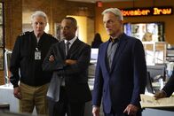 Navy CIS – Leroy Jethro Gibbs (Mark Harmon, r.) und Leon Vance (Rocky Carroll, M.) setzen alles daran, den Hacker zu finden, bevor der Virus die Daten von Admiral C. Clifford (Bruce Boxleitner, l.) löscht ...