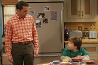 Two and a Half Men – Ahnen nicht, dass es Berta auf Alans Zimmer abgesehen hat: Jake (Angus T. Jones, r.) und Alan (Jon Cryer, l.) ...