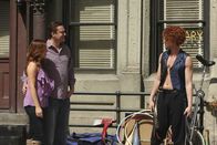 How I Met Your Mother – Doppelgänger? Barney (Neil Patrick Harris, r.) begegnet Marshall (Jason Segel, M.) und Lily (Alyson Hannigan, l.) als estnischer Straßenakrobat ...