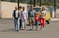 Little Miss Sunshine – Großvater Edwin (Alan Arkin, li.) hat mit der kleinen Olive (Abigail Breslin, 2.v.r.) eine sagenhafte Nummer einstudiert. Mit dabei (v.l.): Bruder Dwayne (Paul Dano), Onkel Frank (Steve Carell), Vater Richard (Greg Kinnear) und Mama Sheryl (Toni Collette)