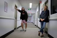 Bump – Dom Chalmers (Angus Sampson, l.); Angie Davis (Claudia Karvan, r.)