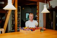 einfach Mensch – Moderator, begleitet die "Aktion Mensch", ursprünglich "Aktion Sorgenkind", seit Jahrzehnten. Als junger Mann wurde er in die Sendung eingeladen.