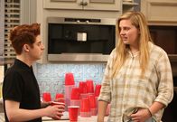 The Mick – Chip (Thomas Barbusca, l.) schließt einen Deal mit Farble (Lela Jane Cortines, r.), den er wohl noch bereuen wird ...