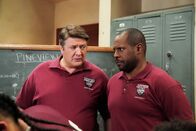 Young Sheldon – George Cooper sen. (Lance Barber, l.); Coach Wilkins (Doc Farrow, r.)
