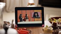 neoriginal: Deadlines – Auf einem Tablet ist die Kultursendung zu sehen, in die Jo (Salka Weber) eingeladen worden ist. Von links: Moderation: Samira El Quassil, Expertin: Ciani-Sophia Höder und Jo (Salka Weber).