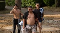 neoriginal: Undercover – Drogenboss Ferry Bouman (Frank Lammers, M.) umgibt sich auf dem Campingplatz gerne mit seinen Vertrauten John Zwart (Raymond Thiry, r.) und Jurgen Van Kamp (Kevin Janssens).