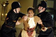 Murdoch Mysteries – Die Polizei nimmt Fannie (Mariah Inger, Mitte) in Gewahrsam.