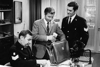 Polizeifunk ruft – Polizei-Obermeister Kröger (Karl-Heinz Kreienbaum, links) und Kriminalassistent Schlüter (Eckart Dux, Mitte) zählen die Beute, die Streifenfahrer Hartmann (Karl-Heinz Heß) dem Wohnungsschwindler Luger wieder abgejagd hat. (E.: 03.03.1969).