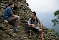 Spuren verlorener Städte mit Albert Lin – Ciudad Perdida, Kolumbien - (R) Dr. Albert Lin und der Archäologe Santiago Giraldo sprechen auf einer der Terrassen von Ciudad Perdida über die Geschichte der alten Stadt und das Volk der Tairona, das sie erbaut hat.