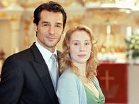 Wen die Liebe trifft... – Franka (Franziska Petri) hat sich unsterblich in den verheirateten Porzellandesigner Luca (Erol Sander) verliebt.