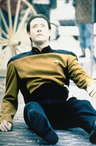 Star Trek - Das nächste Jahrhundert – Tatort Erde: In einer Höhle bei San Francisco findet man Datas (Brent Spiner) Kopf! Der aber ist auf der Enterprise und putzmunter.