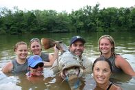 Zeb Hogans Monsterfische – Dr. Zeb Hogan (3.v.r.) macht sich auf, herauszufinden, ob es die legendären Monster-Welse im Süden der USA wirklich gibt ...