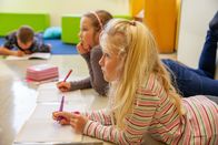 Heimatleuchten – Kinder beim Unterricht in der Volksschule Tarsdorf.